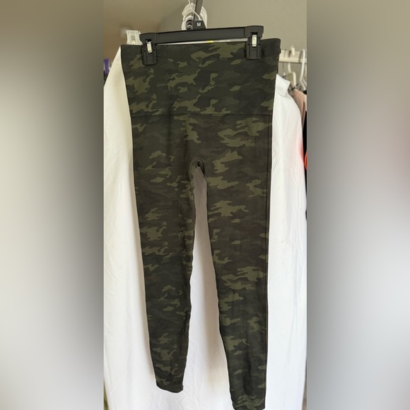 SPANX‎ Women's Seamless Camo Leggings, Green Camo, Size Medium - Picture 4 of 11